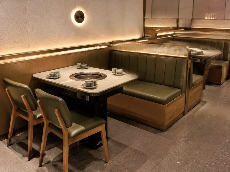 火锅店卡座沙发与餐桌椅